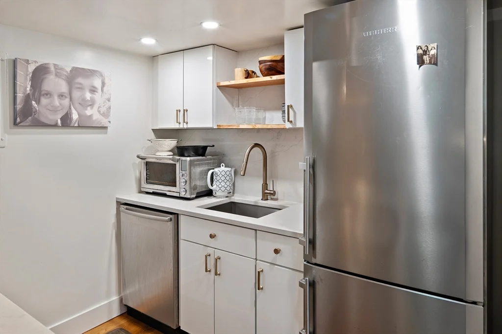 Studio bed, 1 bath apartment for rent at 364 Marlborough St Unit 1, Back Bay — photo 3 of 16