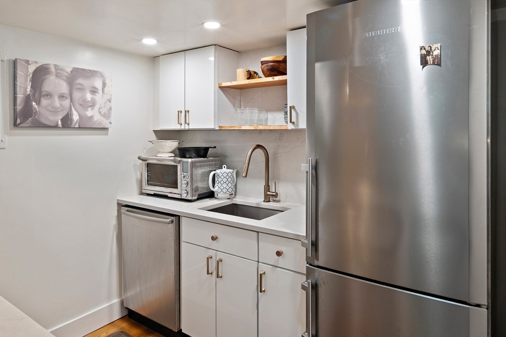 Studio bed, 1 bath apartment for rent at 364 Marlborough St Unit B1, Back Bay — photo 3 of 16