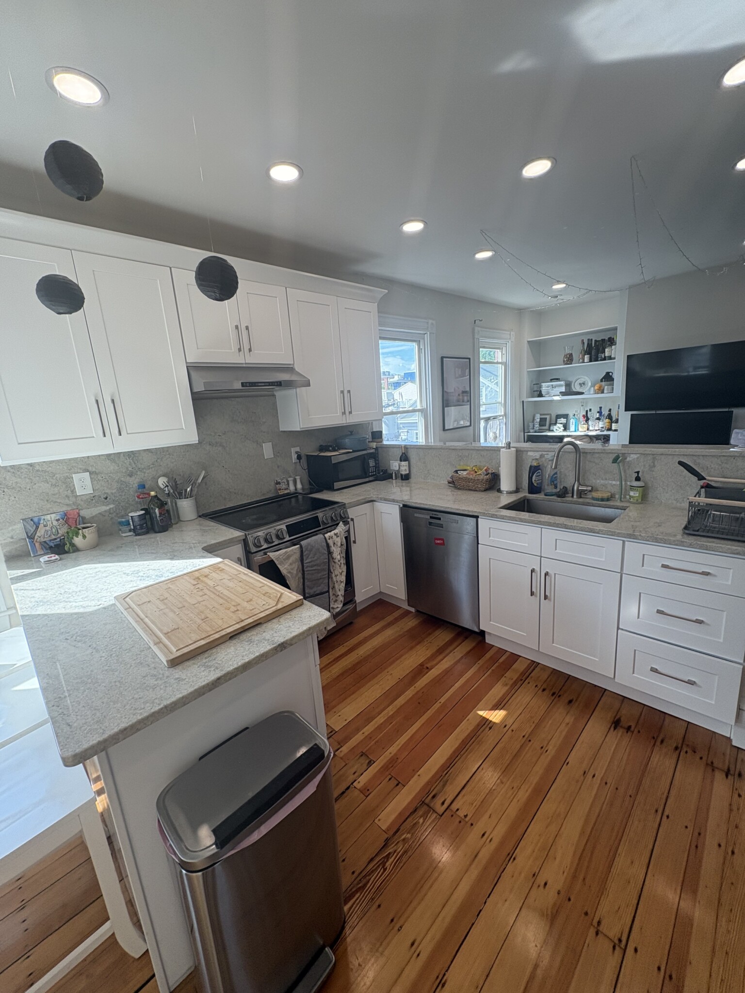 3 bed, 1 bath apartment for rent at 364 Washington St Unit 3, The Port — photo 4 of 20