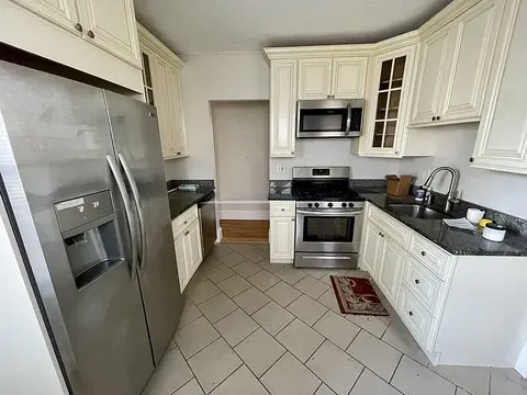3 bed, 2 bath apartment for rent at 366 Crescent St Unit 1RB, South Side — photo 2 of 8