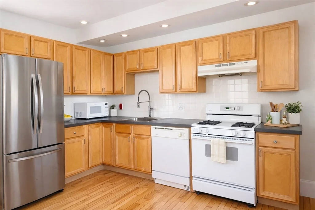 2 bed, 1 bath apartment for rent at 367 Cardinal Mederios Unit 2, Wellington-Harrington — photo 4 of 6