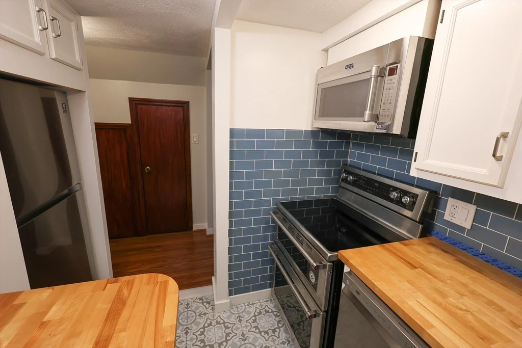 1 bed, 1 bath apartment for rent at 369 Savin Hill Ave Unit 3, Dorchester — photo 1 of 16