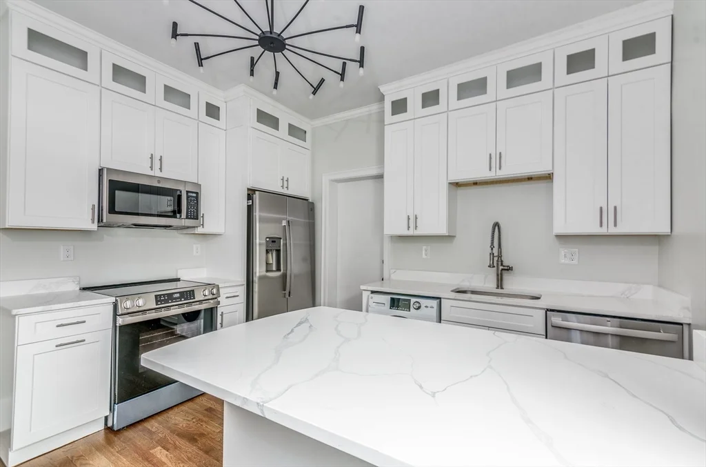 2 bed, 1 bath apartment for rent at 369 Tappan Unit 6, Beaconsfield — photo 1 of 10