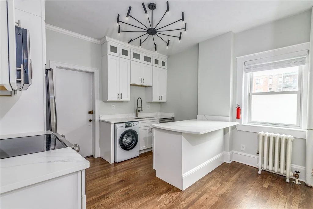 2 bed, 1 bath apartment for rent at 369 Tappan Unit 6, Beaconsfield — photo 2 of 10