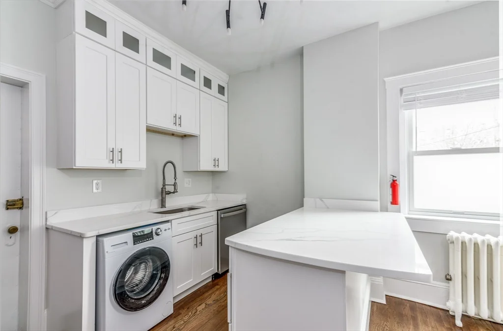 2 bed, 1 bath apartment for rent at 369 Tappan Unit 6, Beaconsfield — photo 3 of 10