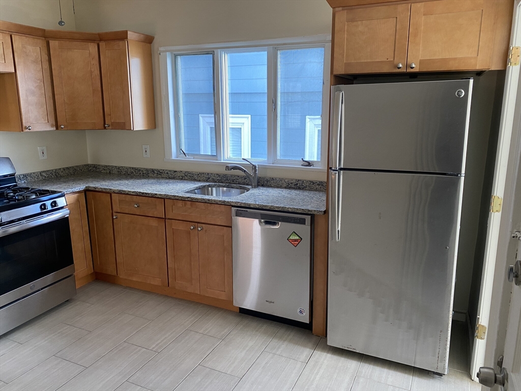 4 bed, 1 bath apartment for rent at 37-39 Belknap St Unit 2, West Somerville — photo 2 of 22