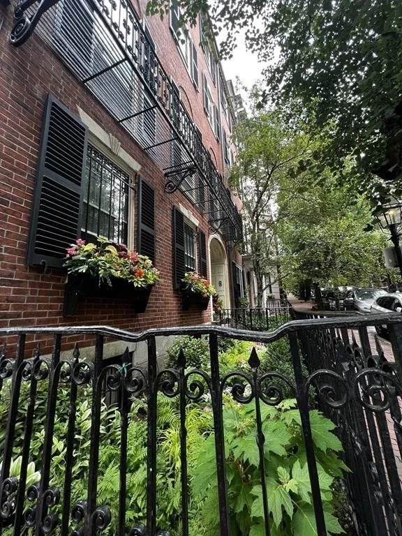 5 bed, 4+ bath apartment for rent at 37 Chestnut St, Beacon Hill — photo 2 of 24