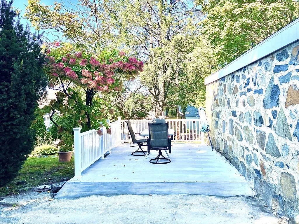 2 bed, 1 bath apartment for rent at 37 Crescent St Unit 37, Swampscott — photo 2 of 16