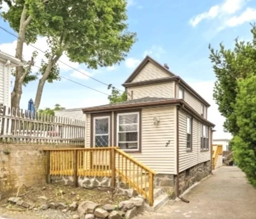 2 bed, 1 bath apartment for rent at 37 Crescent St Unit 37, Swampscott