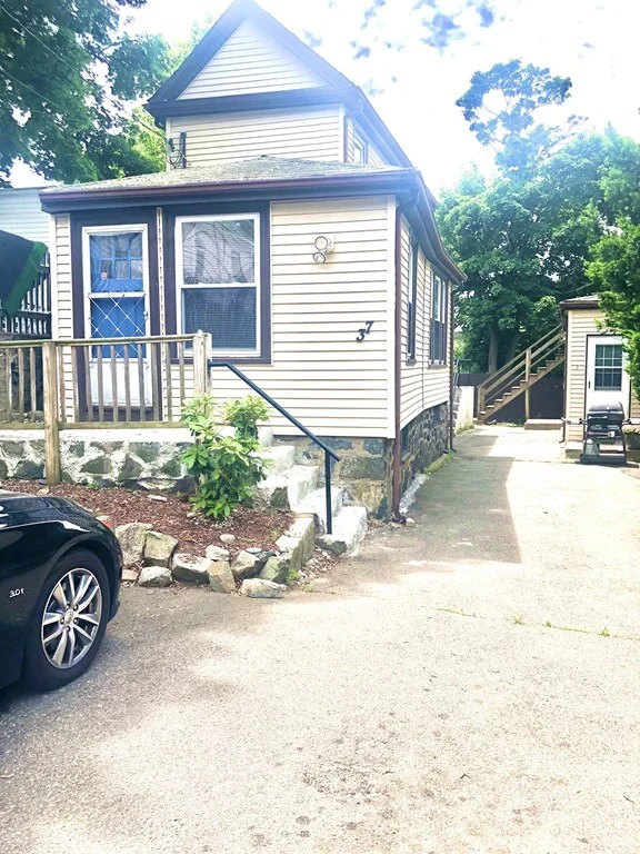 2 bed, 1 bath apartment for rent at 37 Crescent Unit 1, Swampscott