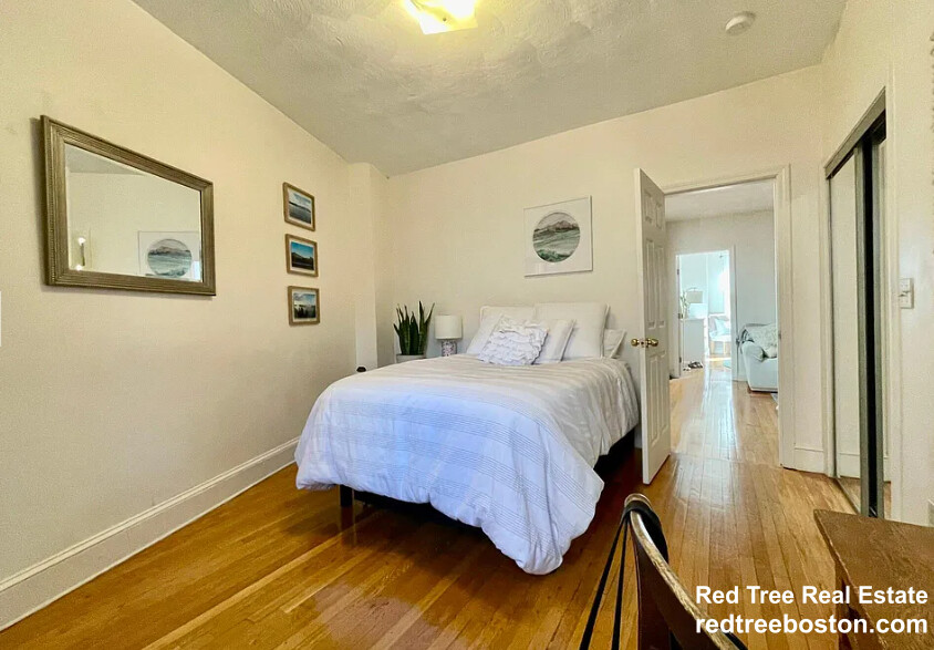 5 bed, 2 bath apartment for rent at 37 Egremont Rd Unit 3, Brighton — photo 5 of 8
