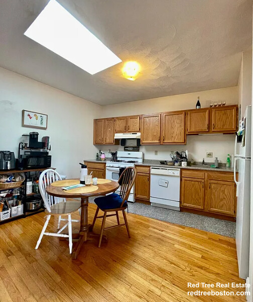 5 bed, 2 bath apartment for rent at 37 Egremont Rd Unit 3, Brighton — photo 4 of 8