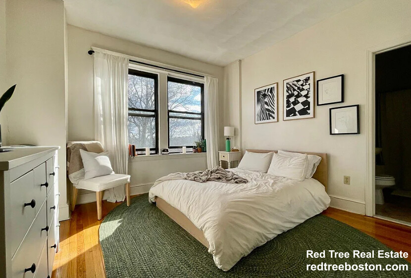 5 bed, 2 bath apartment for rent at 37 Egremont Rd Unit 3, Brighton — photo 2 of 8