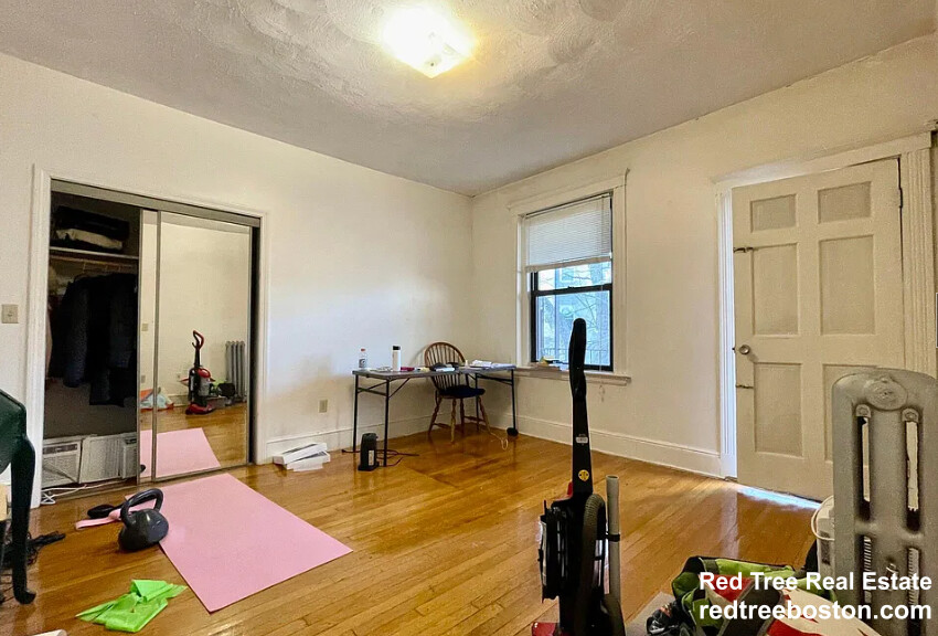 5 bed, 2 bath apartment for rent at 37 Egremont Rd Unit 3, Brighton — photo 6 of 8