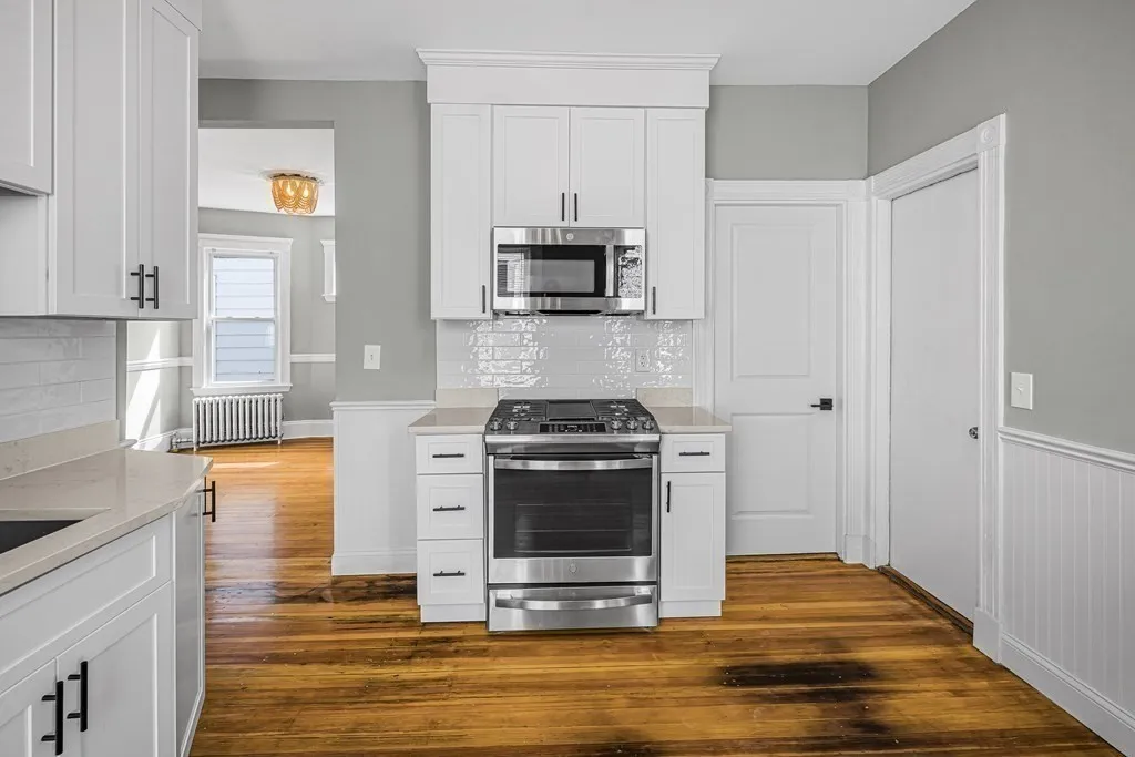 4 bed, 1 bath apartment for rent at 37 Harbor View Unit 3, Dorchester — photo 2 of 17