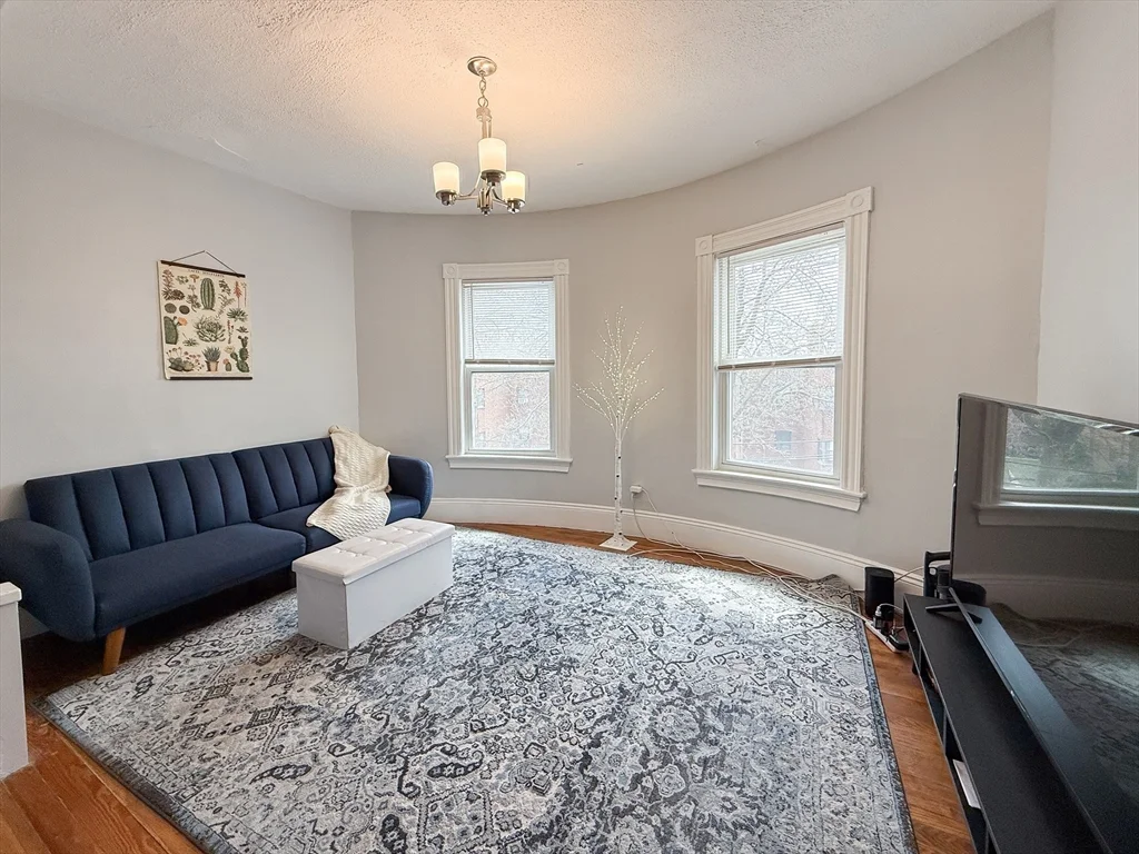4 bed, 2 bath apartment for rent at 37 Harvard Ave Unit 37, Harvard Avenue — photo 4 of 12