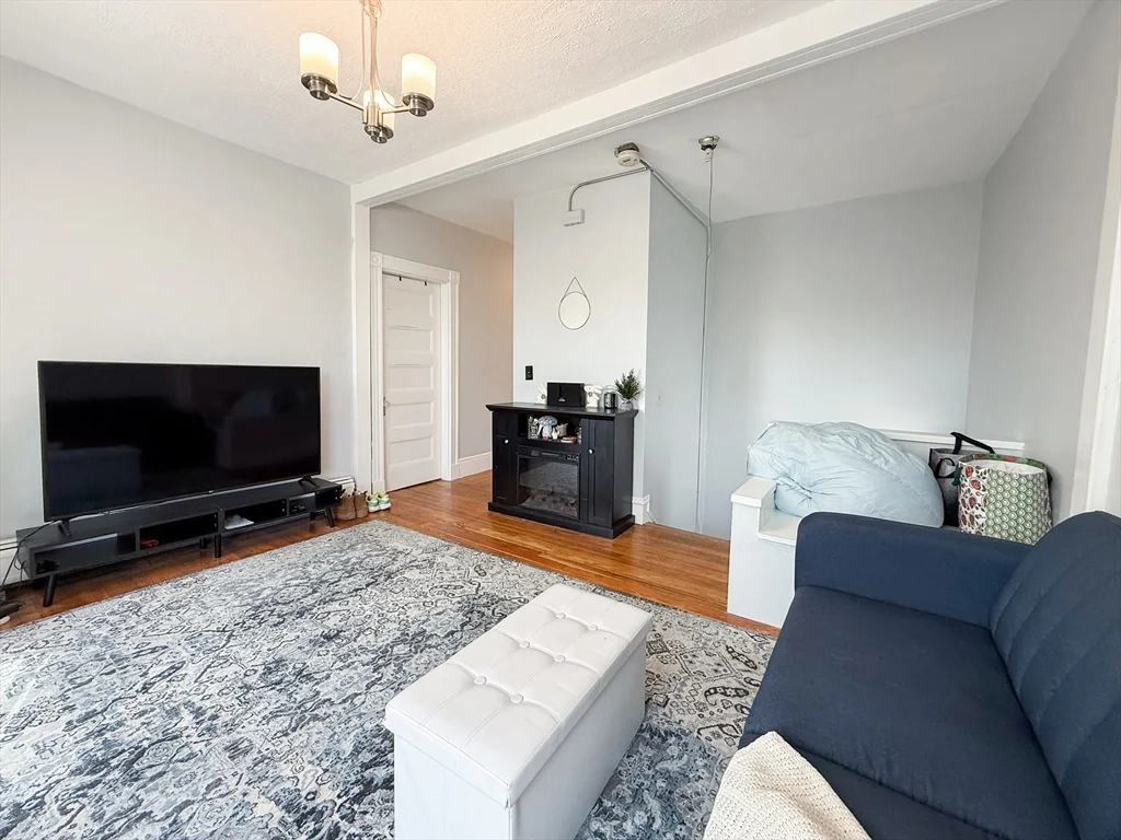 4 bed, 2 bath apartment for rent at 37 Harvard Ave Unit 37, Harvard Avenue — photo 5 of 12