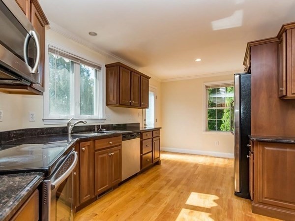 3 bed, 2 bath apartment for rent at 37 Hiawatha Ave, Waltham — photo 3 of 31