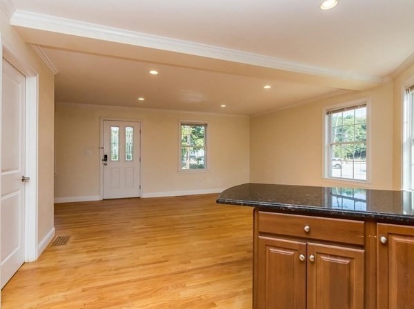 3 bed, 2 bath apartment for rent at 37 Hiawatha Ave, Waltham — photo 8 of 31