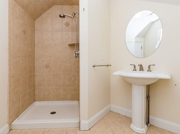 3 bed, 2 bath apartment for rent at 37 Hiawatha Ave, Waltham — photo 21 of 31
