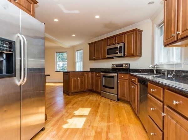 3 bed, 2 bath apartment for rent at 37 Hiawatha Ave, Waltham — photo 2 of 31