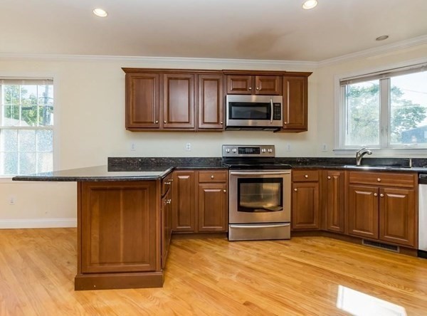 3 bed, 2 bath apartment for rent at 37 Hiawatha Ave, Waltham — photo 4 of 31