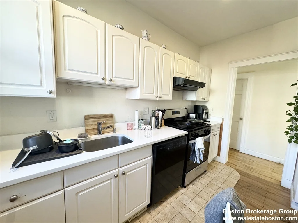 3 bed, 2 bath apartment for rent at 37 Hillside St Unit 3, Mission Hill — photo 1 of 6