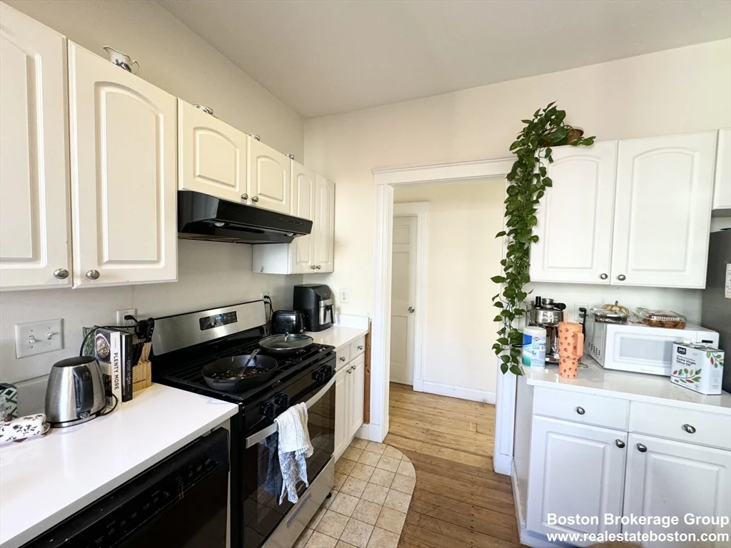 3 bed, 2 bath apartment for rent at 37 Hillside St Unit 3, Mission Hill — photo 2 of 6