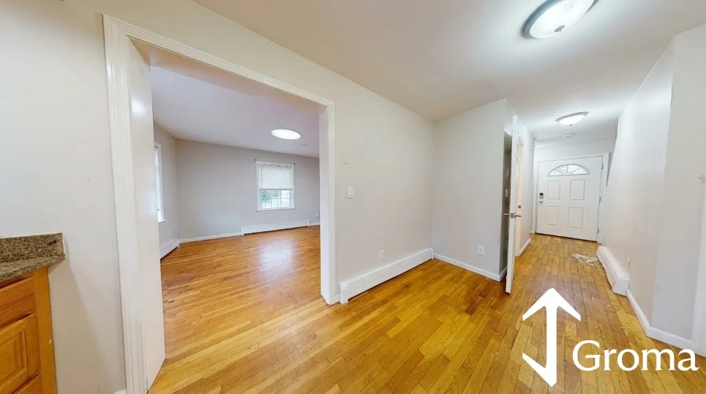 5 bed, 2.5 bath apartment for rent at 37 Juniper St Unit 1, Roxbury — photo 2 of 27