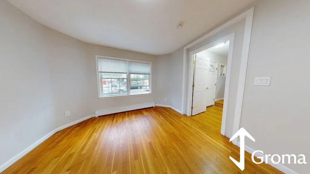 5 bed, 2.5 bath apartment for rent at 37 Juniper St Unit 1, Roxbury — photo 5 of 27