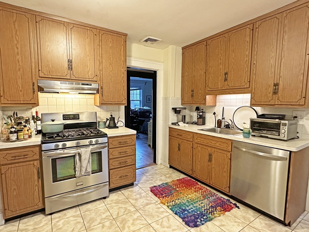3 bed, 1 bath apartment for rent at 37 Lewis St Unit 2, Newtonville — photo 6 of 27