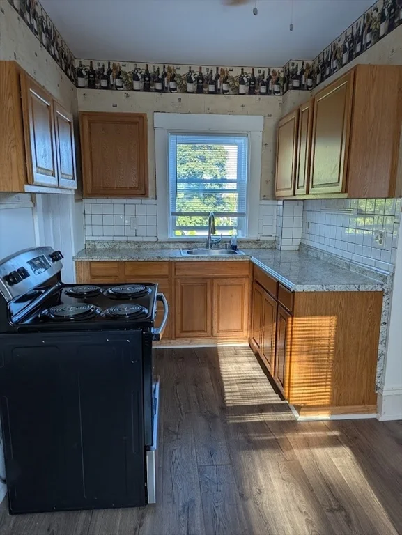 3 bed, 2 bath apartment for rent at 37 Linden St Unit 2, Rockland — photo 2 of 18