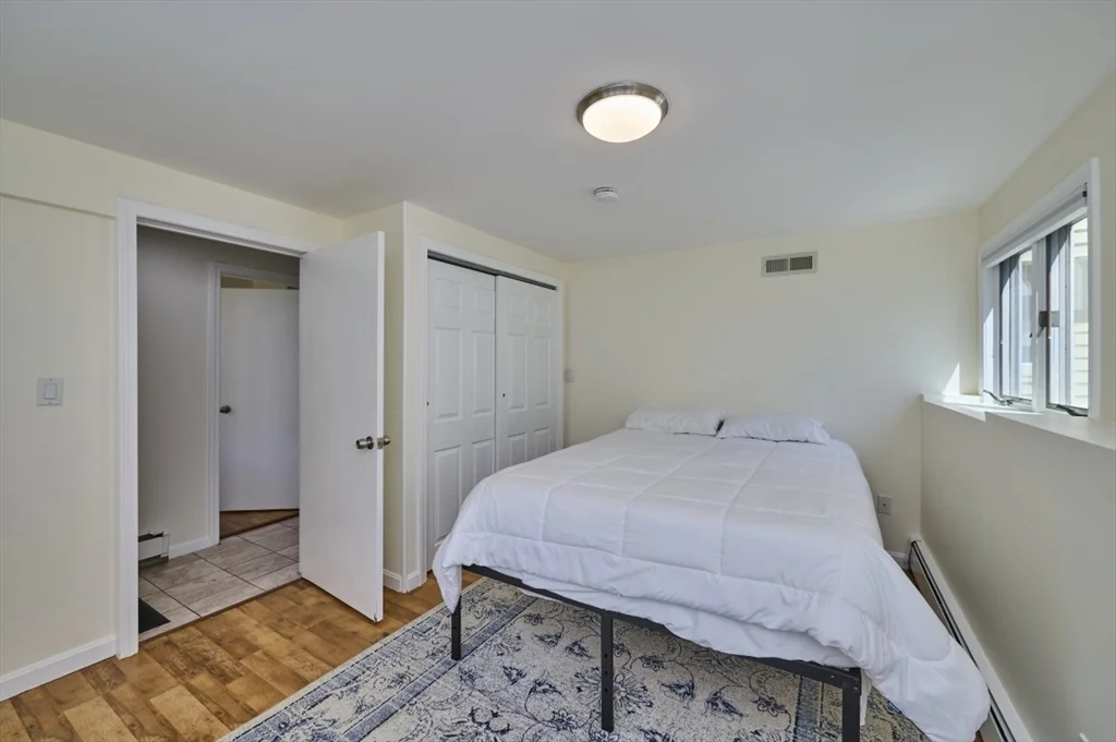 5 bed, 1 bath apartment for rent at 37 Locust St Unit 1, Burlington — photo 17 of 29