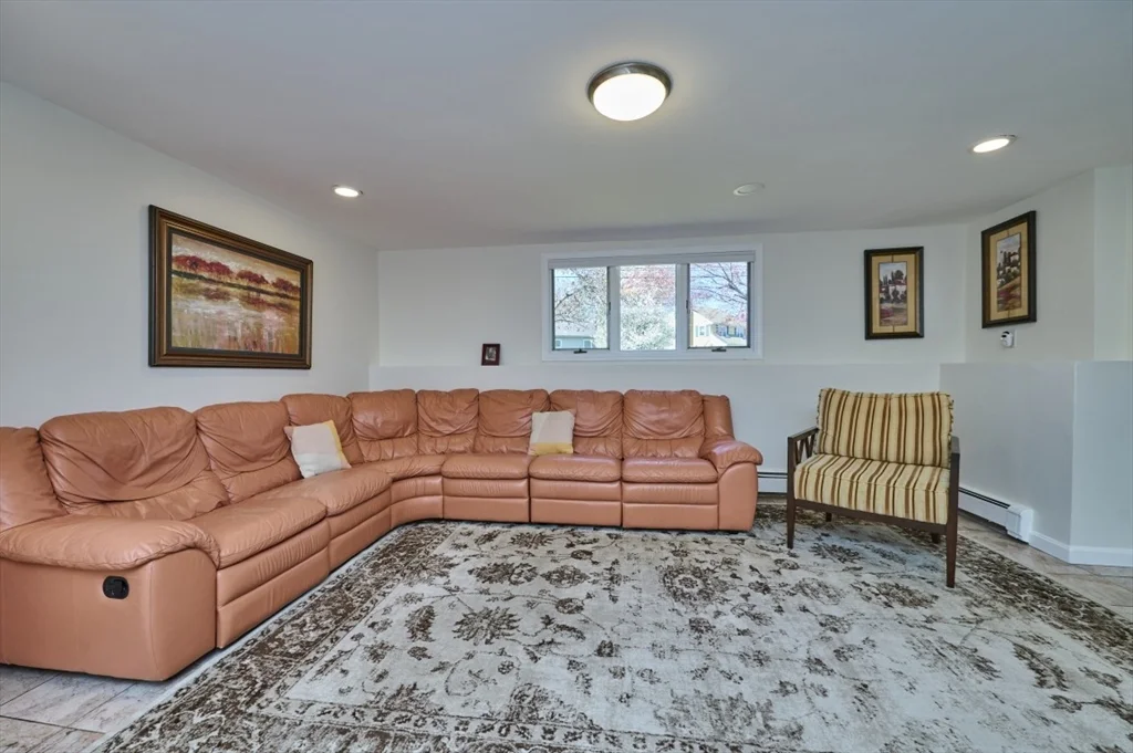 5 bed, 1 bath apartment for rent at 37 Locust St Unit 1, Burlington — photo 10 of 29