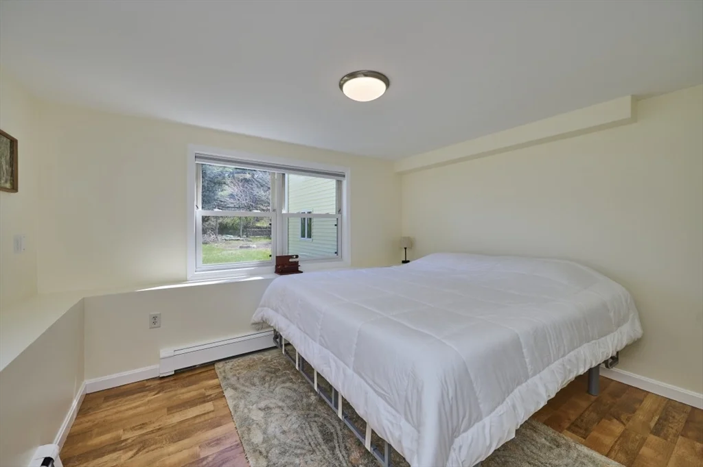 5 bed, 1 bath apartment for rent at 37 Locust St Unit 1, Burlington — photo 24 of 29