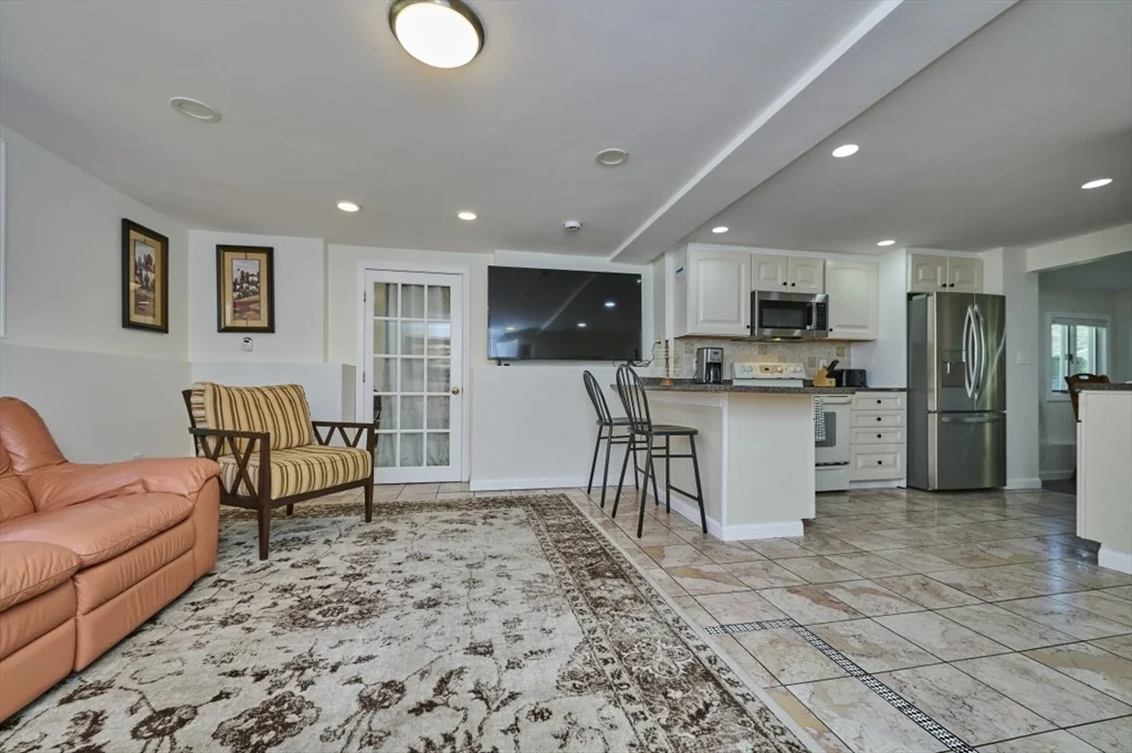 5 bed, 1 bath apartment for rent at 37 Locust St Unit 1, Burlington — photo 9 of 29