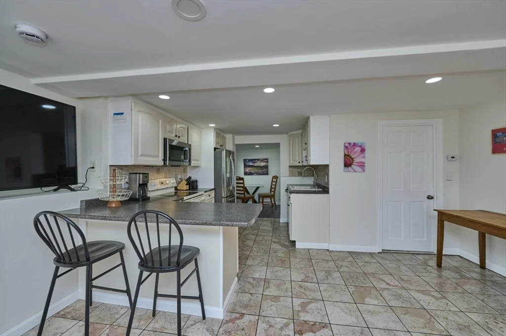 5 bed, 1 bath apartment for rent at 37 Locust St Unit 1, Burlington — photo 12 of 29