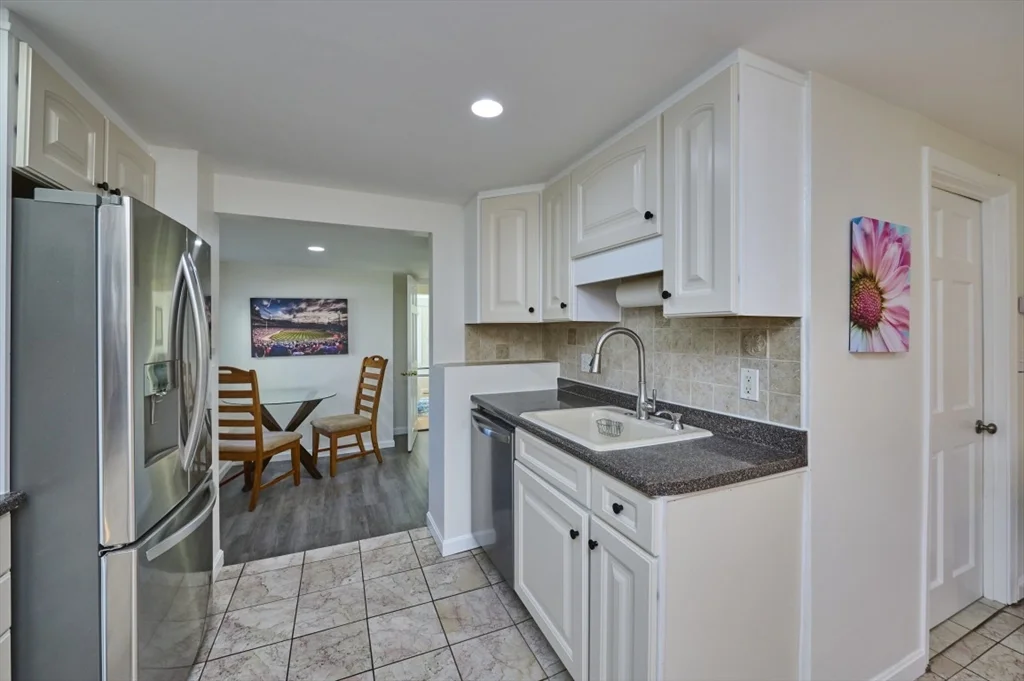 5 bed, 1 bath apartment for rent at 37 Locust St Unit 1, Burlington — photo 11 of 29