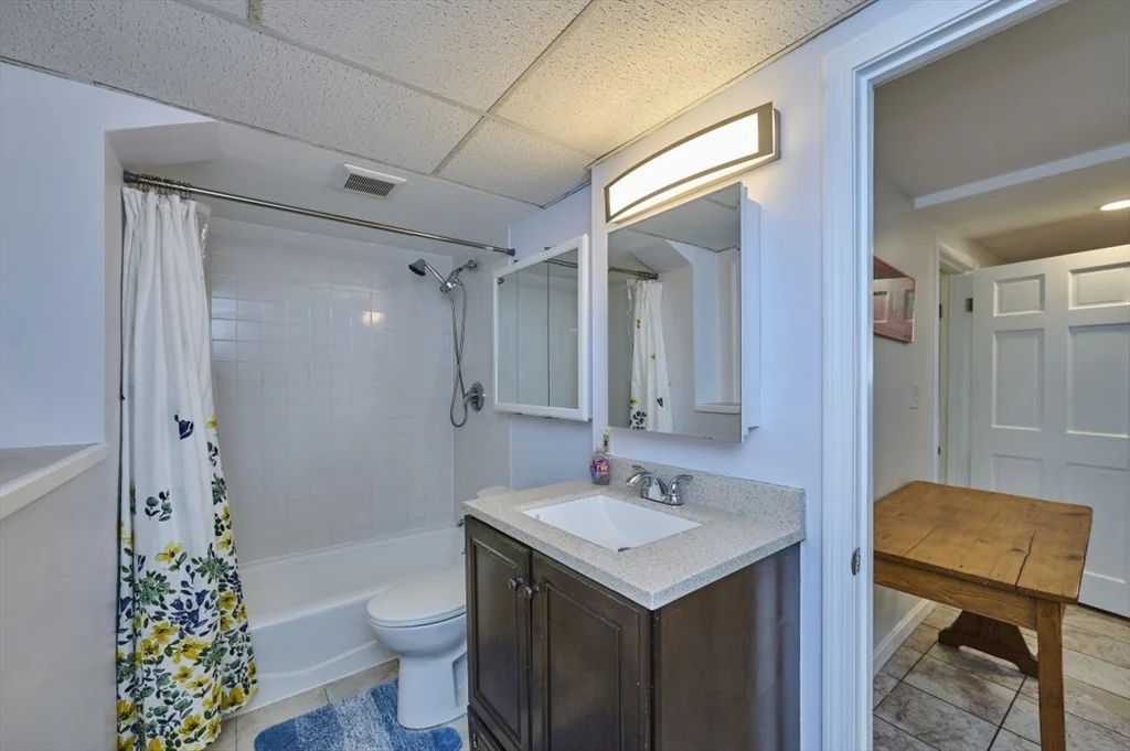 5 bed, 1 bath apartment for rent at 37 Locust St Unit 1, Burlington — photo 27 of 29