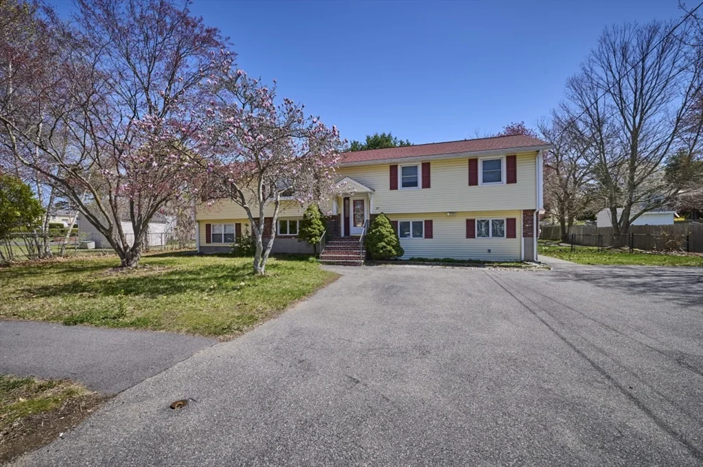 5 bed, 1 bath apartment for rent at 37 Locust St Unit 1, Burlington — photo 3 of 29