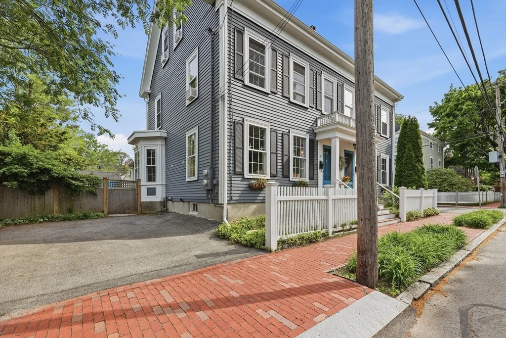 3 bed, 2 bath apartment for rent at 37 Marlboro St Unit 37, Newburyport — photo 3 of 36