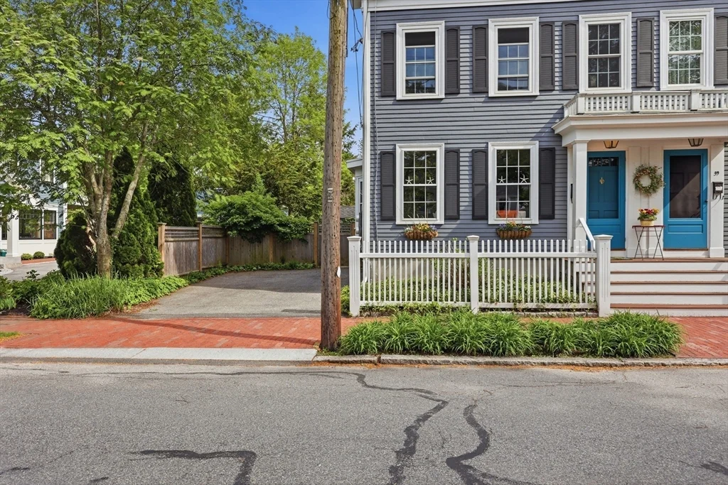 3 bed, 2 bath apartment for rent at 37 Marlboro St Unit 37, Newburyport — photo 2 of 36