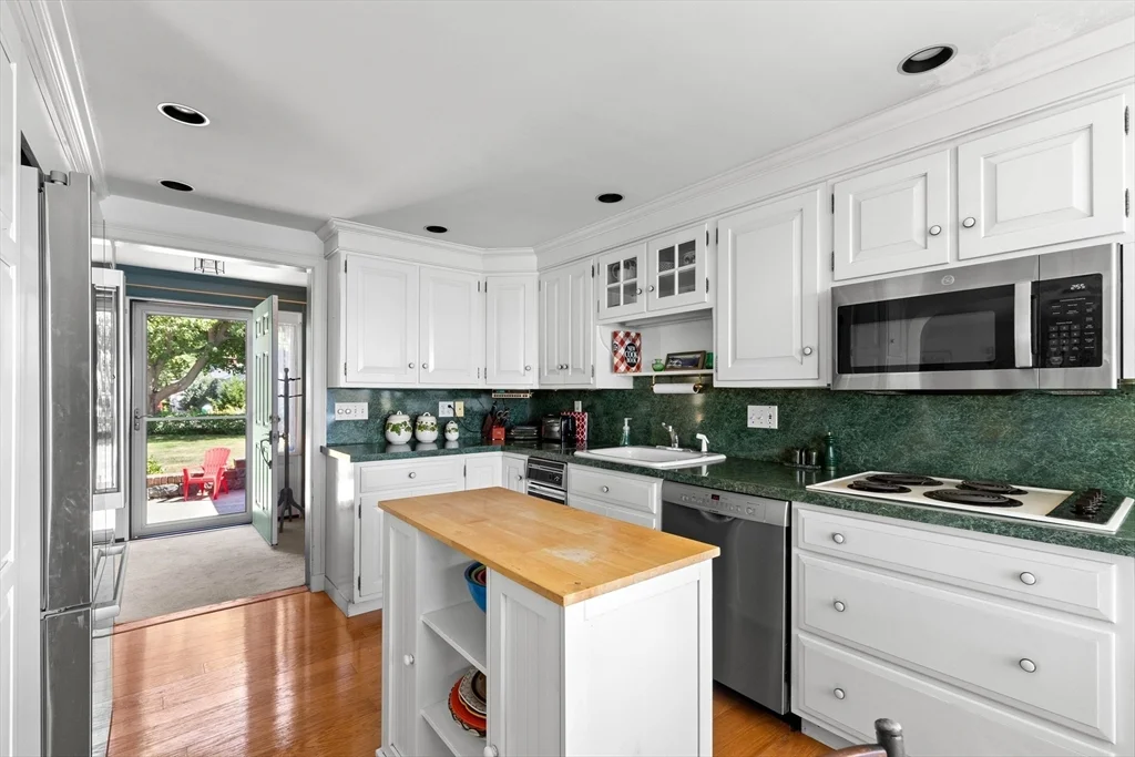 3 bed, 2 bath apartment for rent at 37 Marmion Way, Rockport — photo 10 of 25