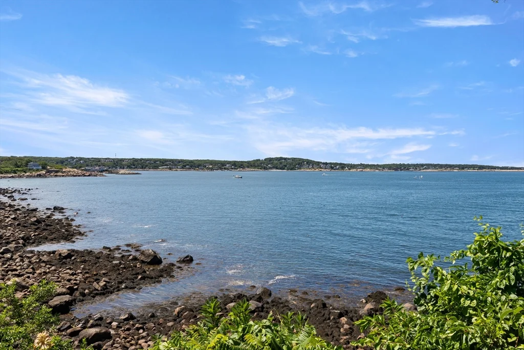 3 bed, 2 bath apartment for rent at 37 Marmion Way, Rockport — photo 4 of 25