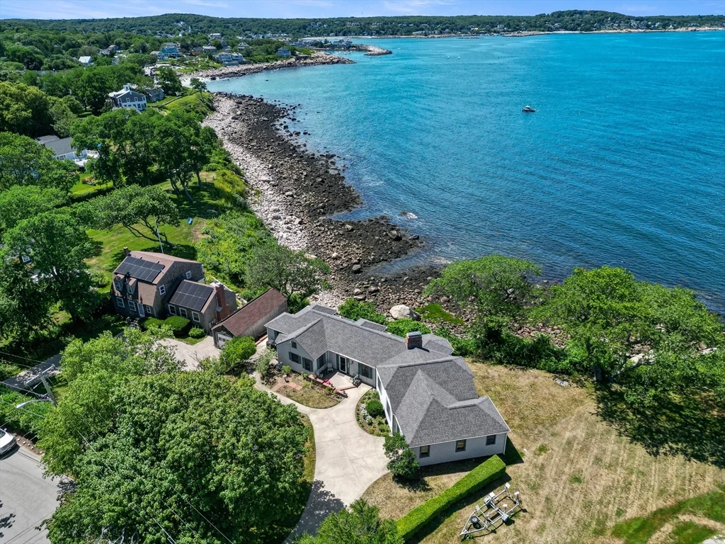 3 bed, 2 bath apartment for rent at 37 Marmion Way, Rockport — photo 3 of 25
