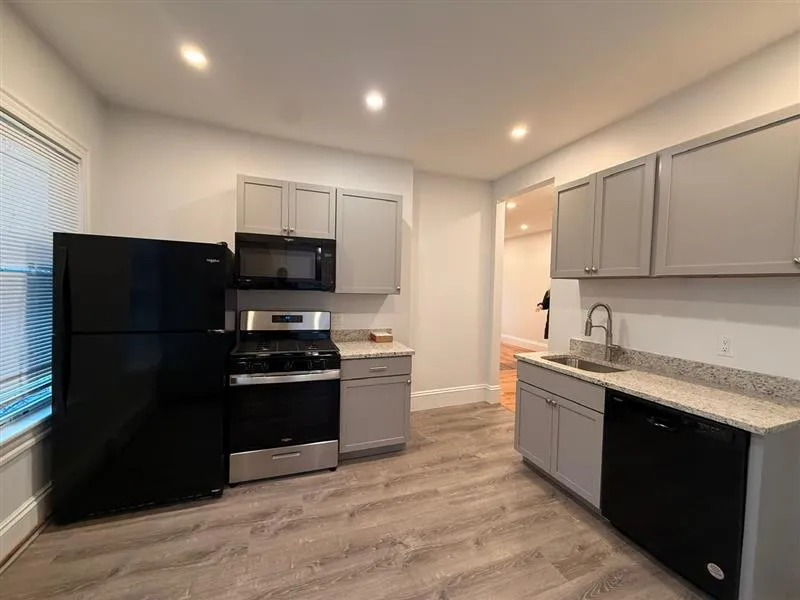 2 bed, 1 bath apartment for rent at 37 Oak St Unit 2r, Ward Two — photo 3 of 11