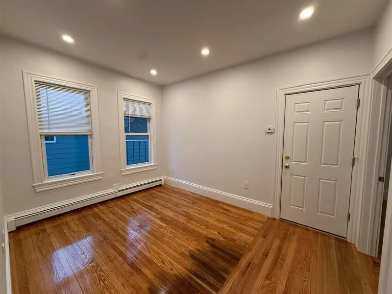 2 bed, 1 bath apartment for rent at 37 Oak St Unit 2r, Ward Two — photo 2 of 11