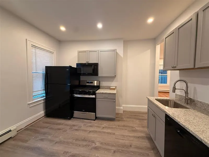 2 bed, 1 bath apartment for rent at 37 Oak St Unit 2r, Ward Two — photo 4 of 11