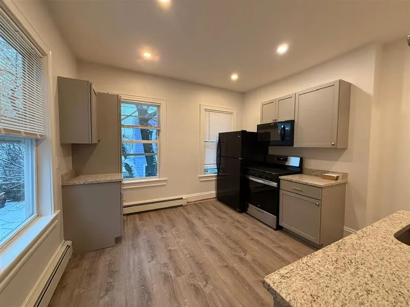 2 bed, 1 bath apartment for rent at 37 Oak St Unit 2r, Ward Two — photo 5 of 11