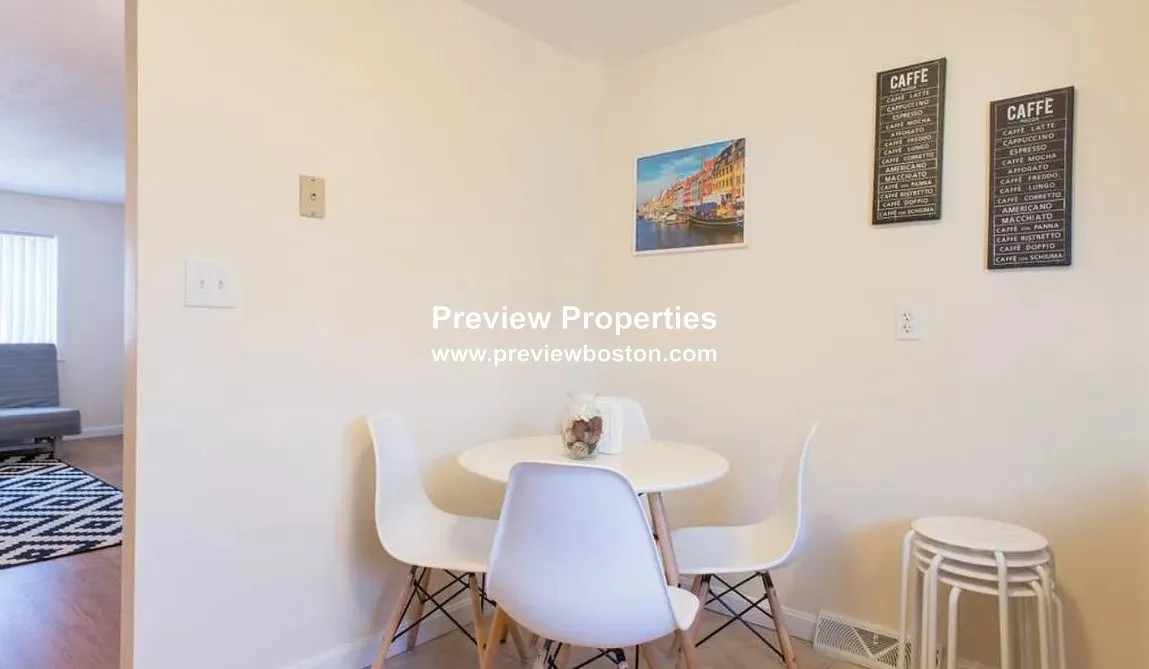 2 bed, 1 bath apartment for rent at 37 Oxford Circle Unit P, Belmont — photo 5 of 11